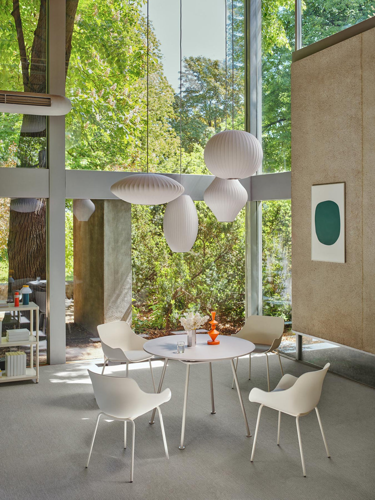 Stuhl Baltic Remix mit Kunststoff-Schalensitz, gepolstertem Schaumstoffkissen und vierbeinigem Metallgestell in Ziegelrot, integrierte Armlehnen sichtbar.