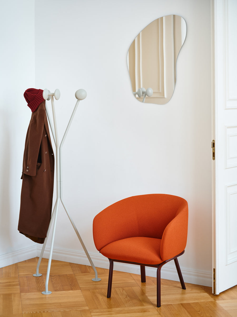 Moderner Kleiderständer Ramo RM01 in sanftem Creme, perfekt für die stilvolle Präsentation und Aufbewahrung von Kleidung in jedem Wohnbereich.