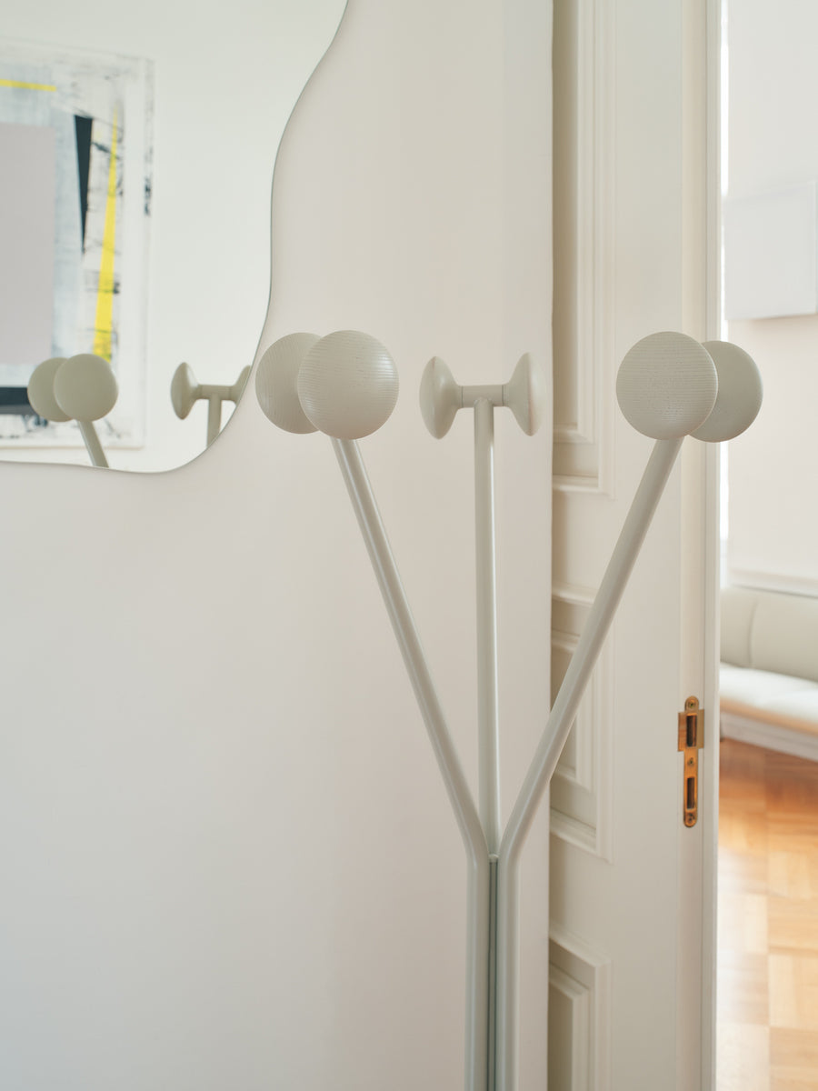 Eleganter Kleiderständer Ramo RM01 in zartem Creme, ideal für die stilvolle Organisation und Präsentation Ihrer Garderobe in jedem Raum.