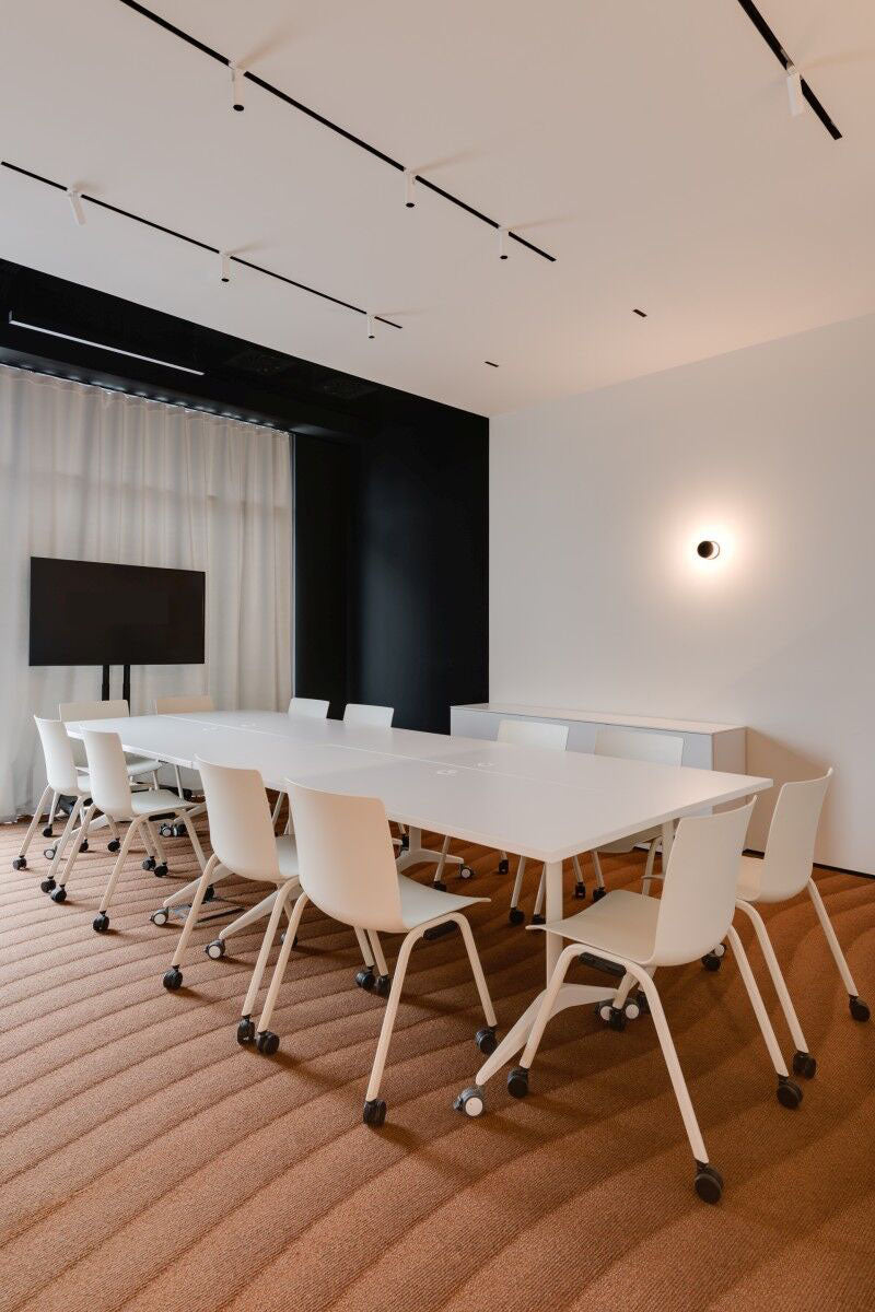 Moderner Shila SHS01 Stuhl mit stabilem 4-Bein-Gestell, perfekt für zeitgemäße Wohn- und Arbeitsumgebungen, vereint Komfort und Design.