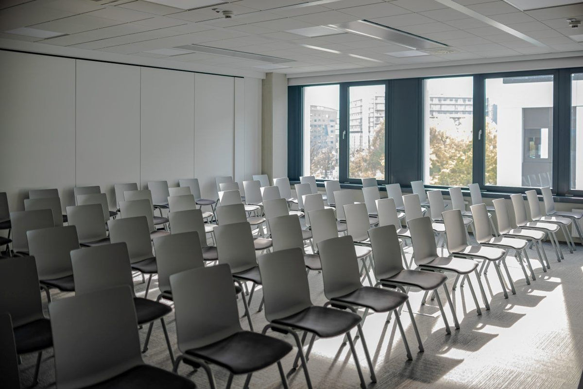 Stuhl Shila von Mdd mit vierbeinigem Metallgestell, Sitz aus Polypropylen in Dunkelgrün RAL 6012, ohne Armlehnen, stapelbar.