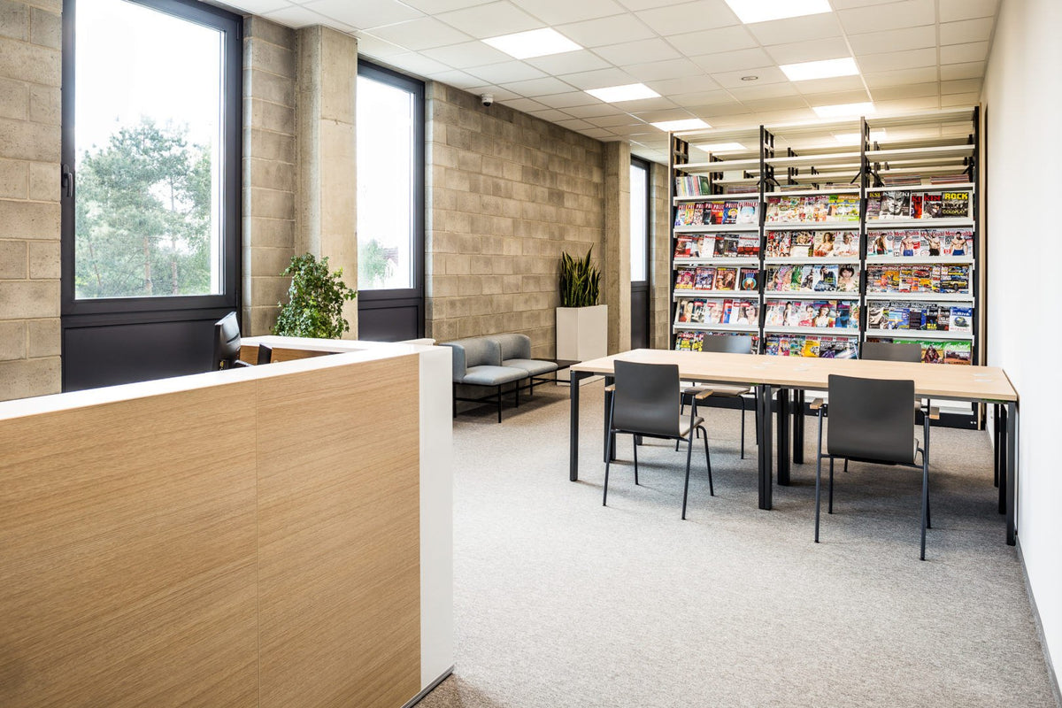 Stuhl Shila von Mdd mit vierbeinigem Metallgestell, Sitz aus Polypropylen in Dunkelgrün RAL 6012, ohne Armlehnen, stapelbar.