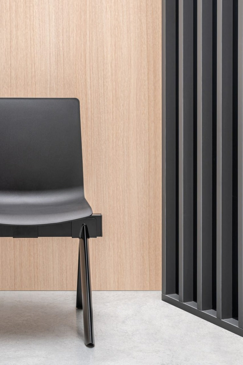Moderne Sitzbank Shila SH1S1B von Mdd, elegant mit schwarzem Metallrahmen und komfortabler Polsterung, ideal für stilvolle Wohnräume.