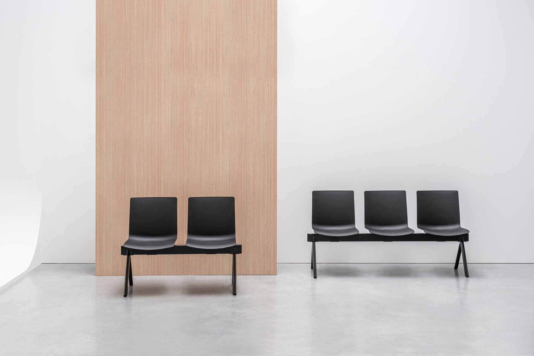 Elegante Shila SH1S1B Sitzbank von Mdd, kombiniert stilvollen schwarzen Metallrahmen mit bequemer Polsterung für ein modernes Ambiente.