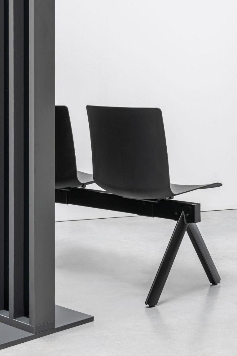 Moderne Sitzbank Shila SH1S1B von Mdd, mit einem eleganten Design aus schwarzem Metall und komfortabler Polsterung für stilvolle Innenräume.