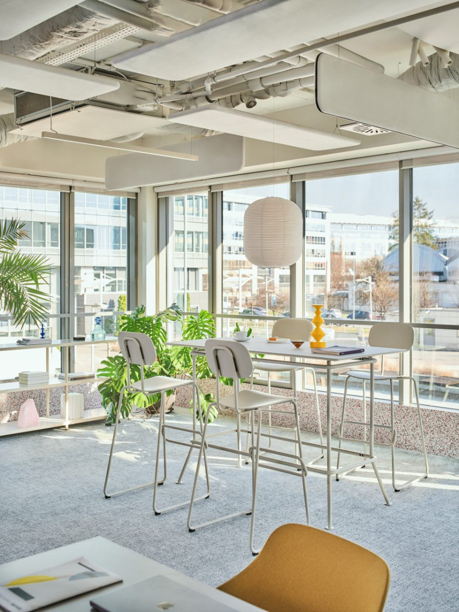 Modernes Deckenpaneel Sonic ZUS54G in sanftem Hellgrau, perfekt für stilvolle Innenräume und optimale Schallabsorption.