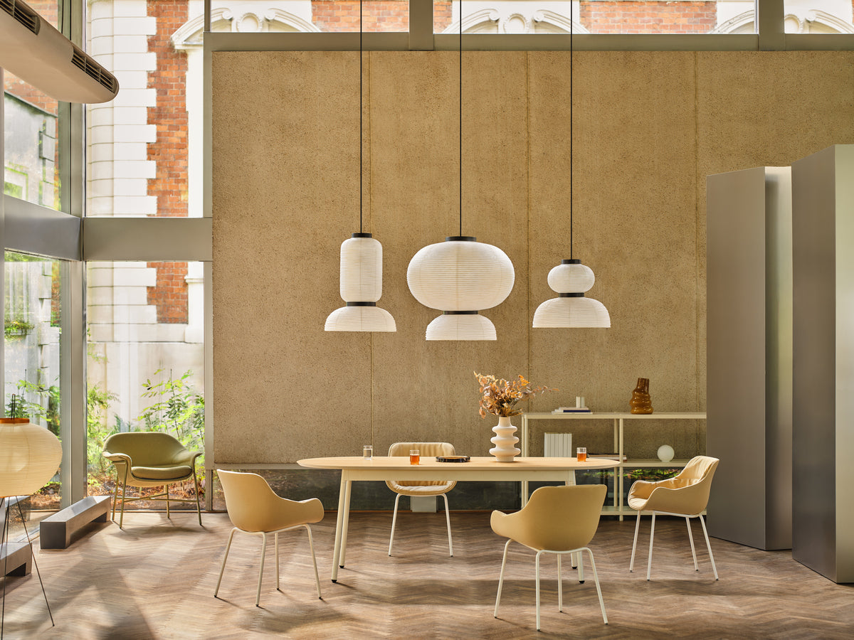 Gepolsterter Schalenstuhl Baltic Soft Duo von Mdd in Ziegelrot mit vierbeinigem Metallgestell und drapiertem Kissen auf dem Sitz.