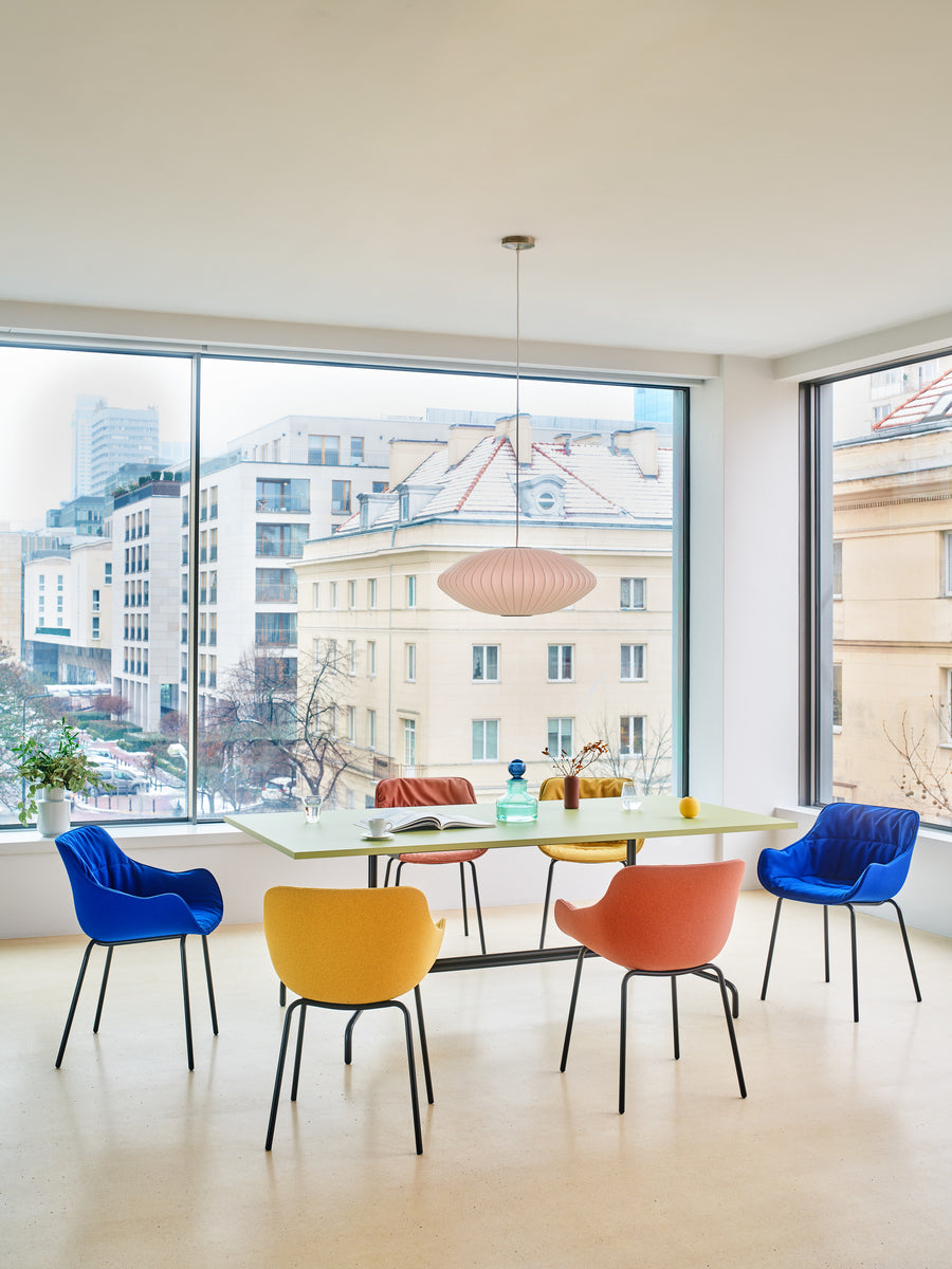 Gepolsterter Schalenstuhl Baltic Soft Duo von Mdd in Ziegelrot mit vierbeinigem Metallgestell und drapiertem Kissen auf dem Sitz.