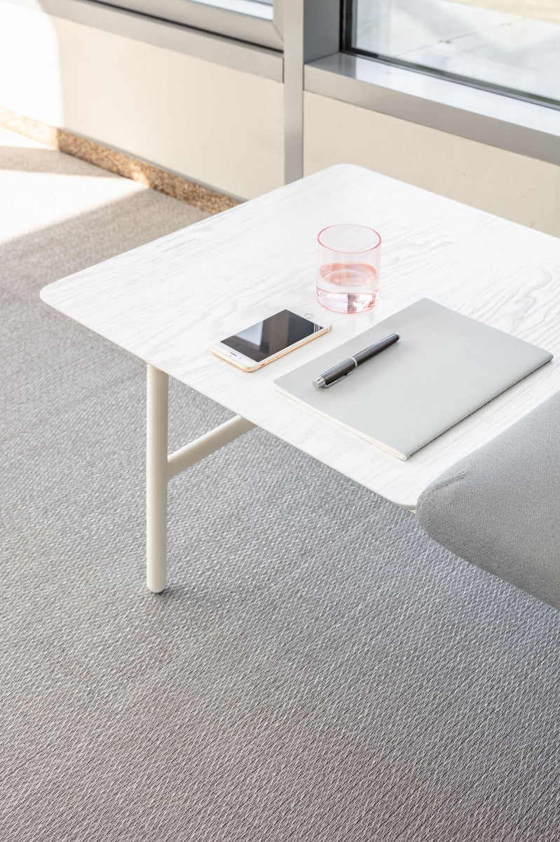 Modernes Sofa Agora AR13 von Mdd, vereint stilvolles Design mit hohem Sitzkomfort für einladende Wohnatmosphäre.