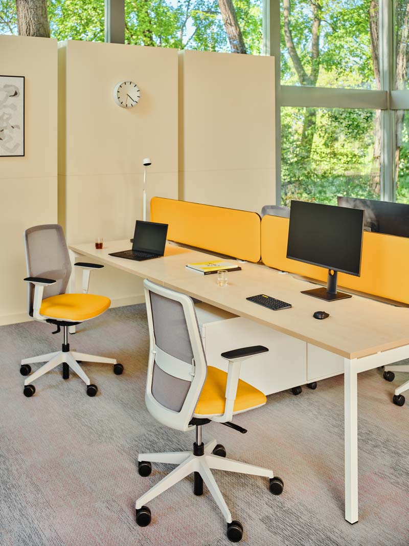 Elegantes Akustikpaneel Sonic ZPS618 in Schiefergrau, ideal für Schreibtische zur Schallabsorption und Verbesserung der Arbeitsatmosphäre.