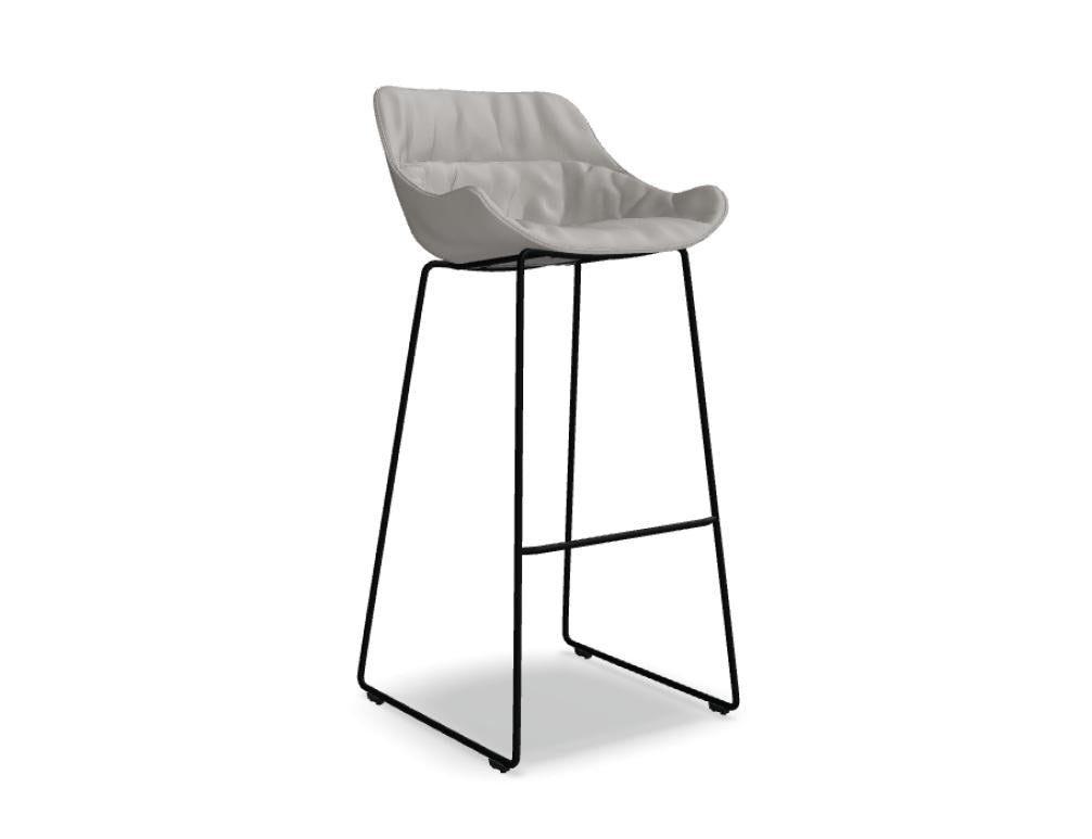 Barhocker Baltic Soft Duo von Mdd in Ziegelrot mit gepolstertem Sitz, gefälteltem Kissen, integrierten Armlehnen und 4-Bein-Metallgestell.