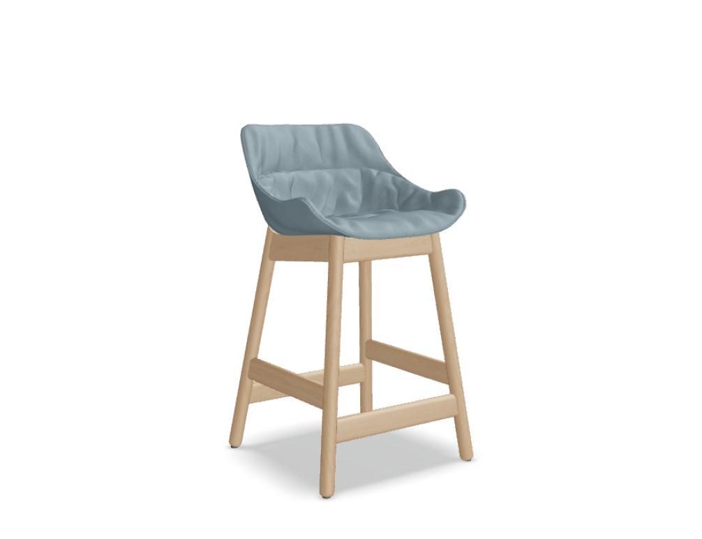 Barhocker Baltic Soft Duo mit vier Holzbeinen aus Buchenholz und gepolstertem Sitz mit gefälteltem Kissen in Himmelblau