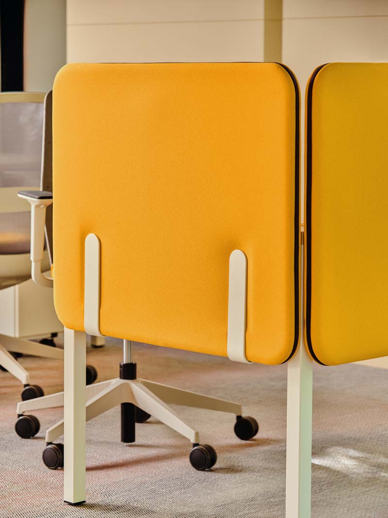 Sonic ZUS61 Akustikpaneele von Mdd, elegant am Schreibtisch platziert, sorgen für eine ruhige Arbeitsumgebung und optimieren den Klang.