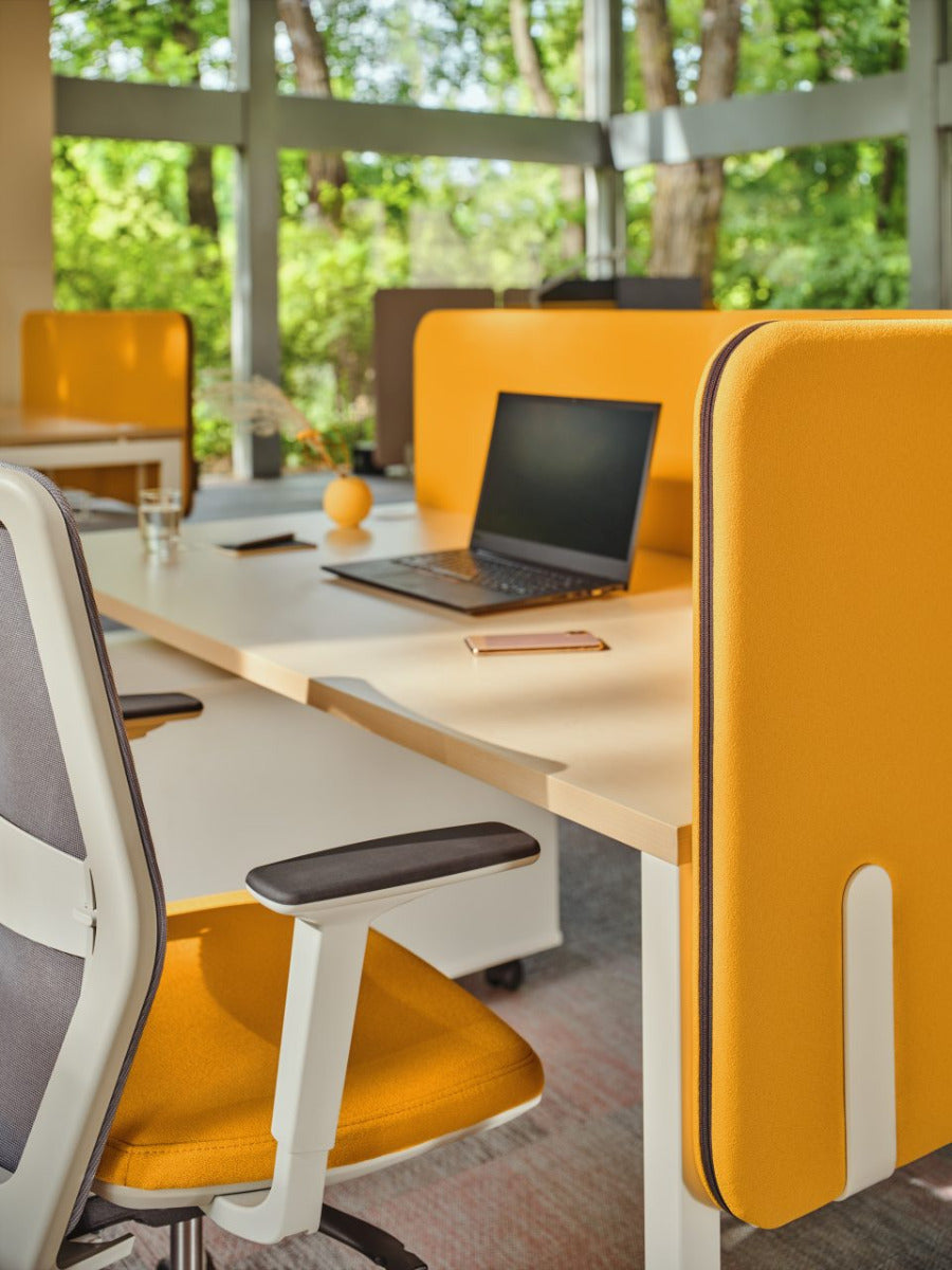 Sonic ZOS79 Akustikpaneele von MDD, elegant am Schreibtisch platziert, fördern eine angenehme Geräuschkulisse und steigern die Konzentration.
