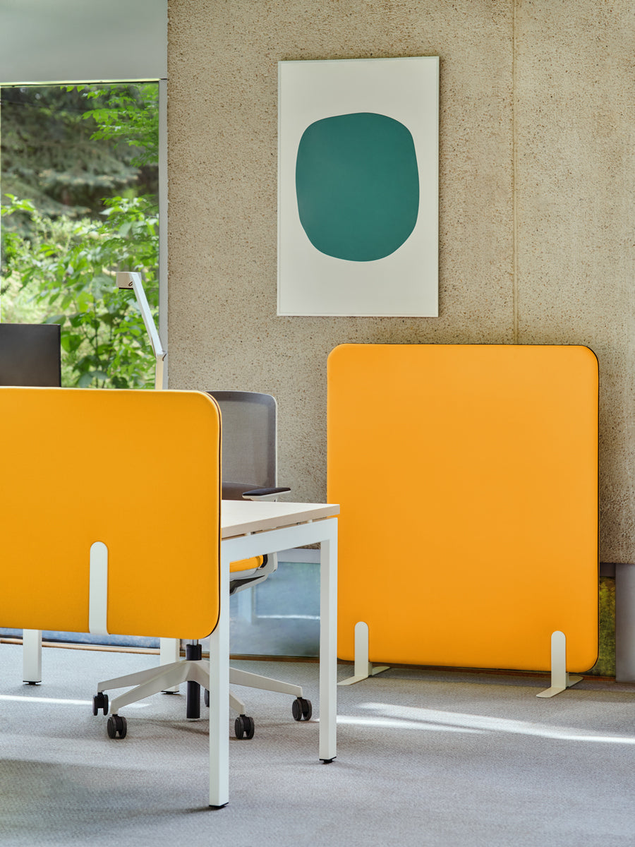 Elegante freistehende Akustikpaneele Sonic ZW598 in dunklem Grau, ideal zur Schallreduktion und Raumgestaltung mit modernem Design.