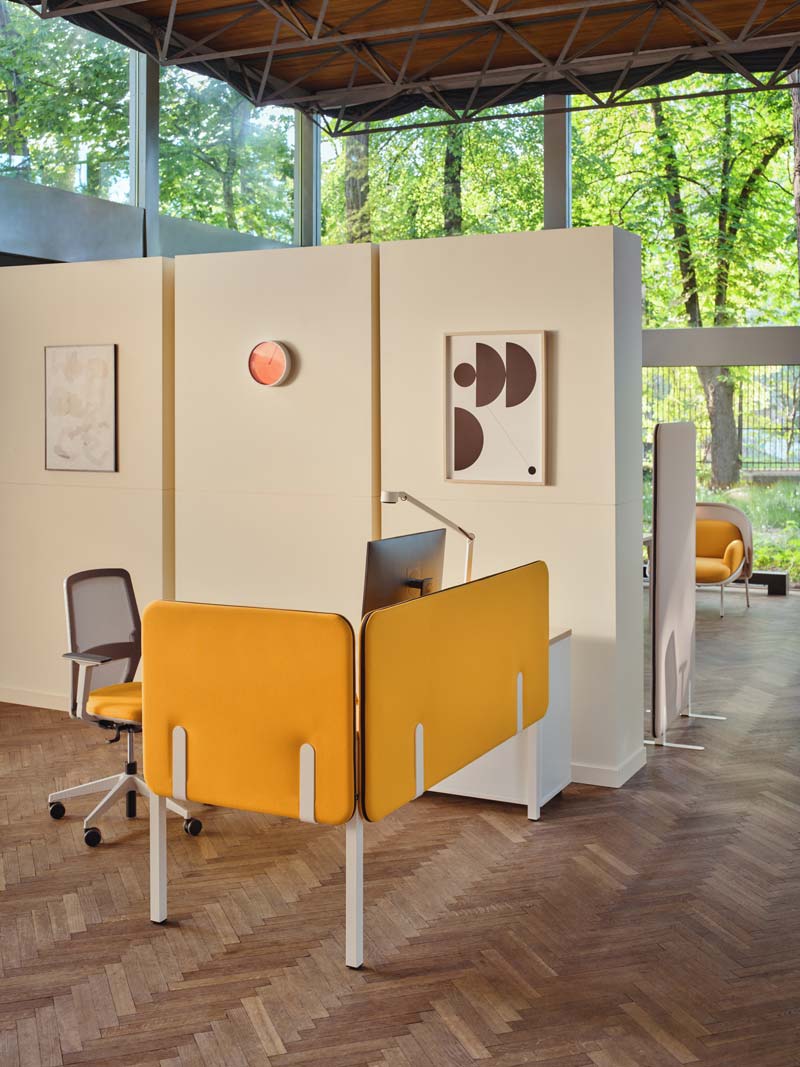 Elegante freistehende Akustikpaneele Sonic ZW896 in dunklem Grau, perfekt für akustische Optimierung und ansprechendes Design in jedem Raum.