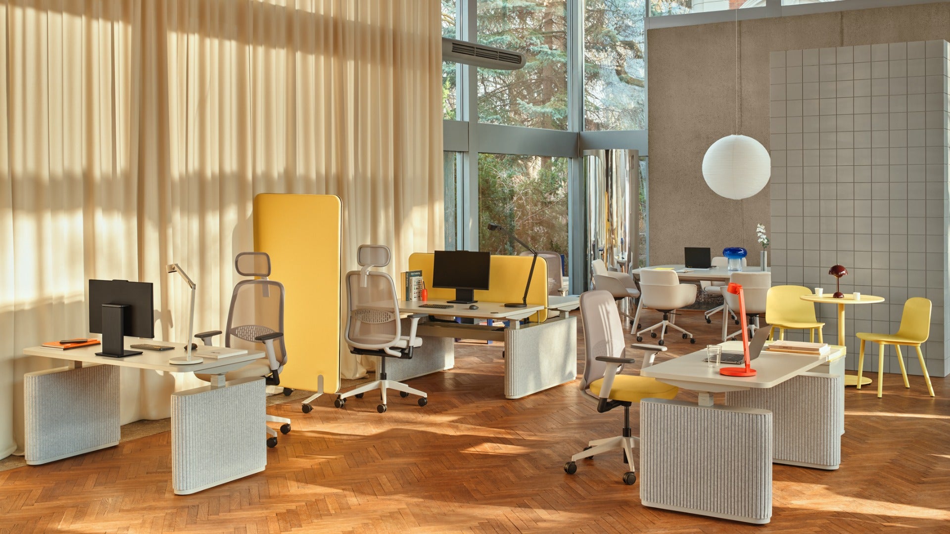 Moderne freistehende Akustikpaneele Sonic ZW896 in ansprechendem Dunkelgrau, ideal zur Verbesserung der Raumakustik und für ein elegantes Ambiente.
