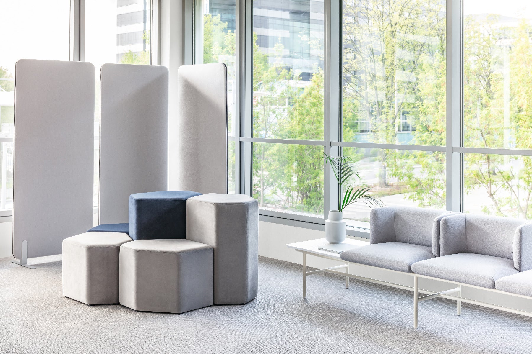 Elegante freistehende Akustikpaneele Sonic ZW896 in stilvollem Dunkelgrau, perfekt zur Schallabsorption und Raumgestaltung.