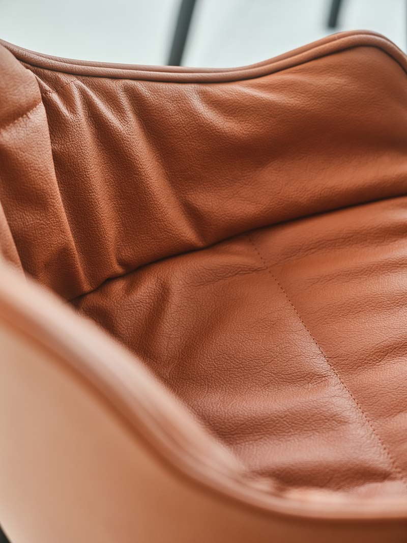 Eleganter Baltic Soft Duo BL5P14 Stuhl mit stabiler Holzbasis und komfortablen Armlehnen, perfekt für moderne Inneneinrichtungen.