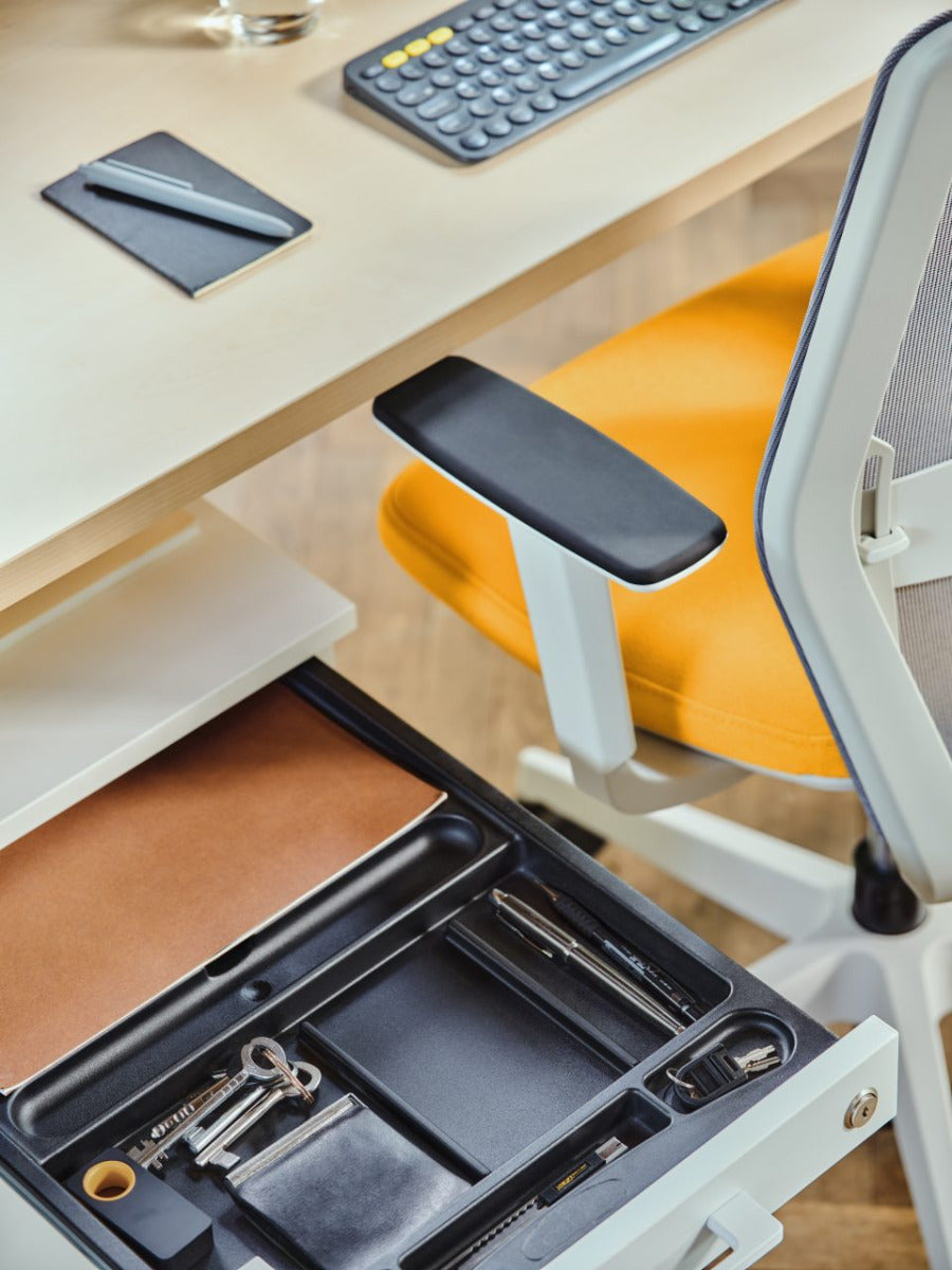 Moderner Rollcontainer KDT120 von MDD in ansprechendem Grau, ausgestattet mit praktischen Schubladen und robusten Rollen für effiziente Büroorganisation.
