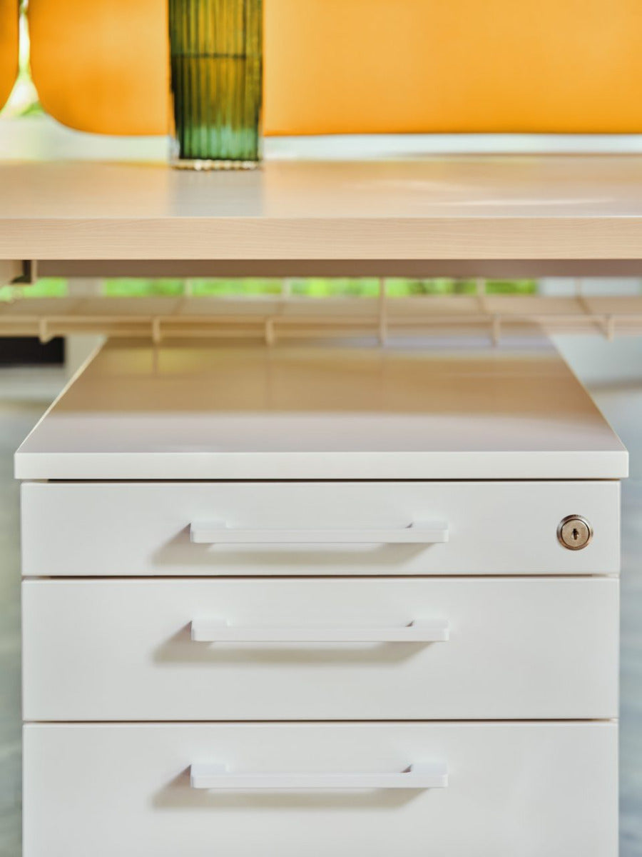 Eleganter Rollcontainer KDT120 von MDD in stilvollem Grau, ideal für Büroorganisation und flexibles Arbeiten dank stabiler Rollen.