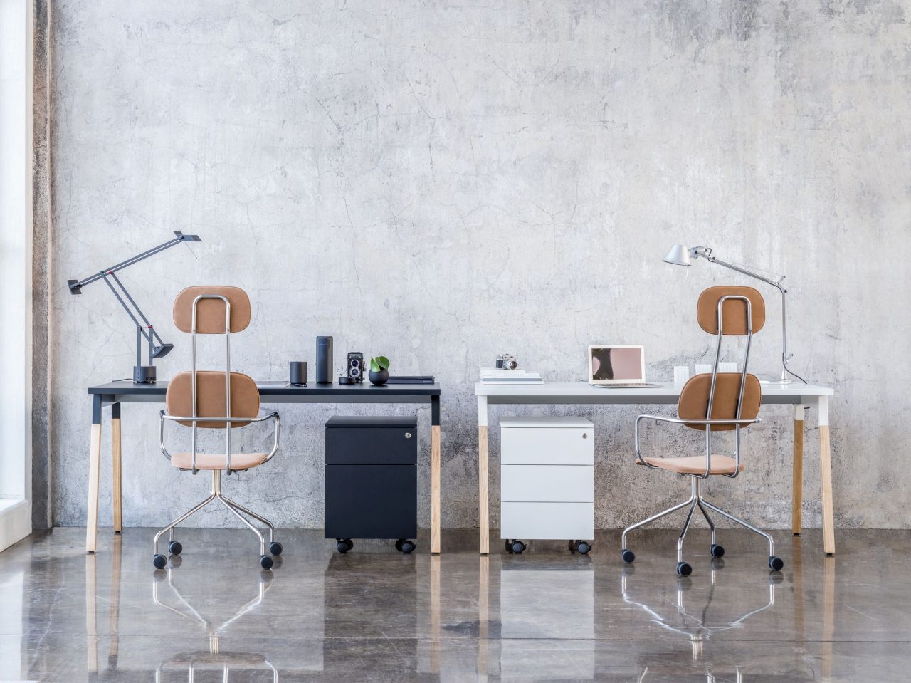 Eleganter Rollcontainer KRT13 von MDD in neutralem Grau, ausgestattet mit praktischen Schubladen für optimalen Stauraum im Büro oder Zuhause.