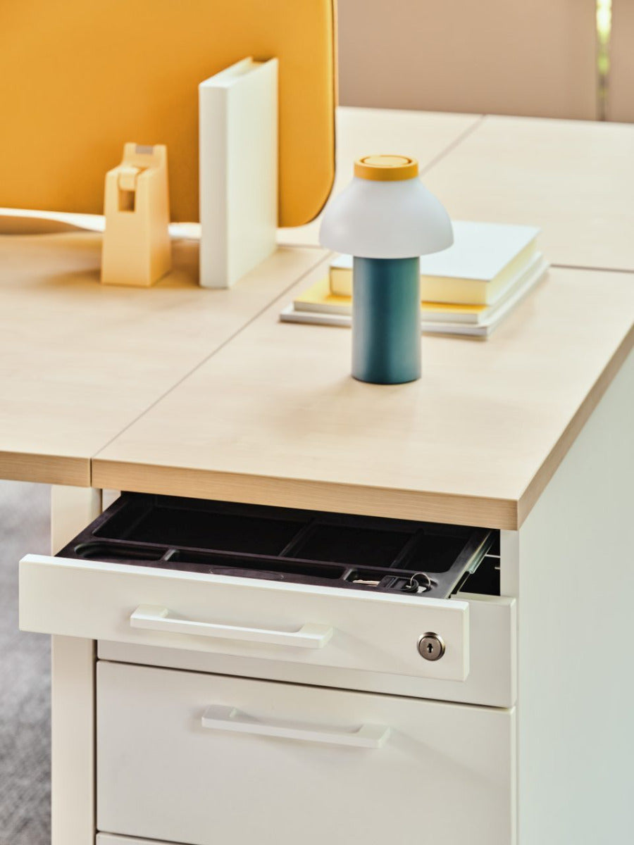Eleganter Standcontainer KD874 von Mdd, ideal für moderne Arbeitsumgebungen, vereint Funktionalität mit ästhetischem Design und optimalem Stauraum.