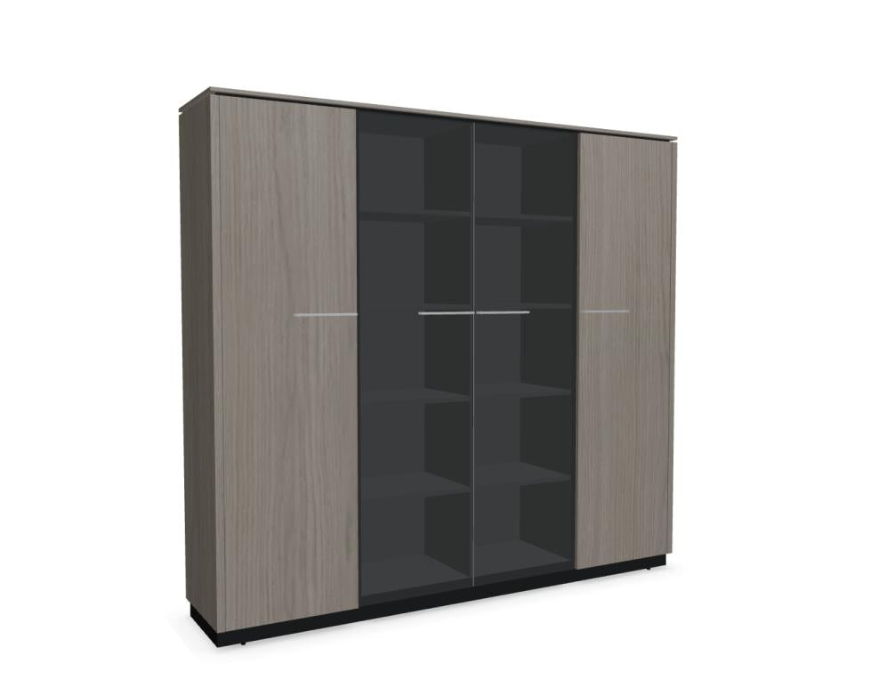 Produktfotografie der Status X5567 Vitrine: elegante, freistehende Vitrine aus der Kollektion MDD in dunklem Touch, Glasfronten, Glaseinlegeböden und Holzrahmen; stilvolle Lager- und Präsentationsmöglichkeit