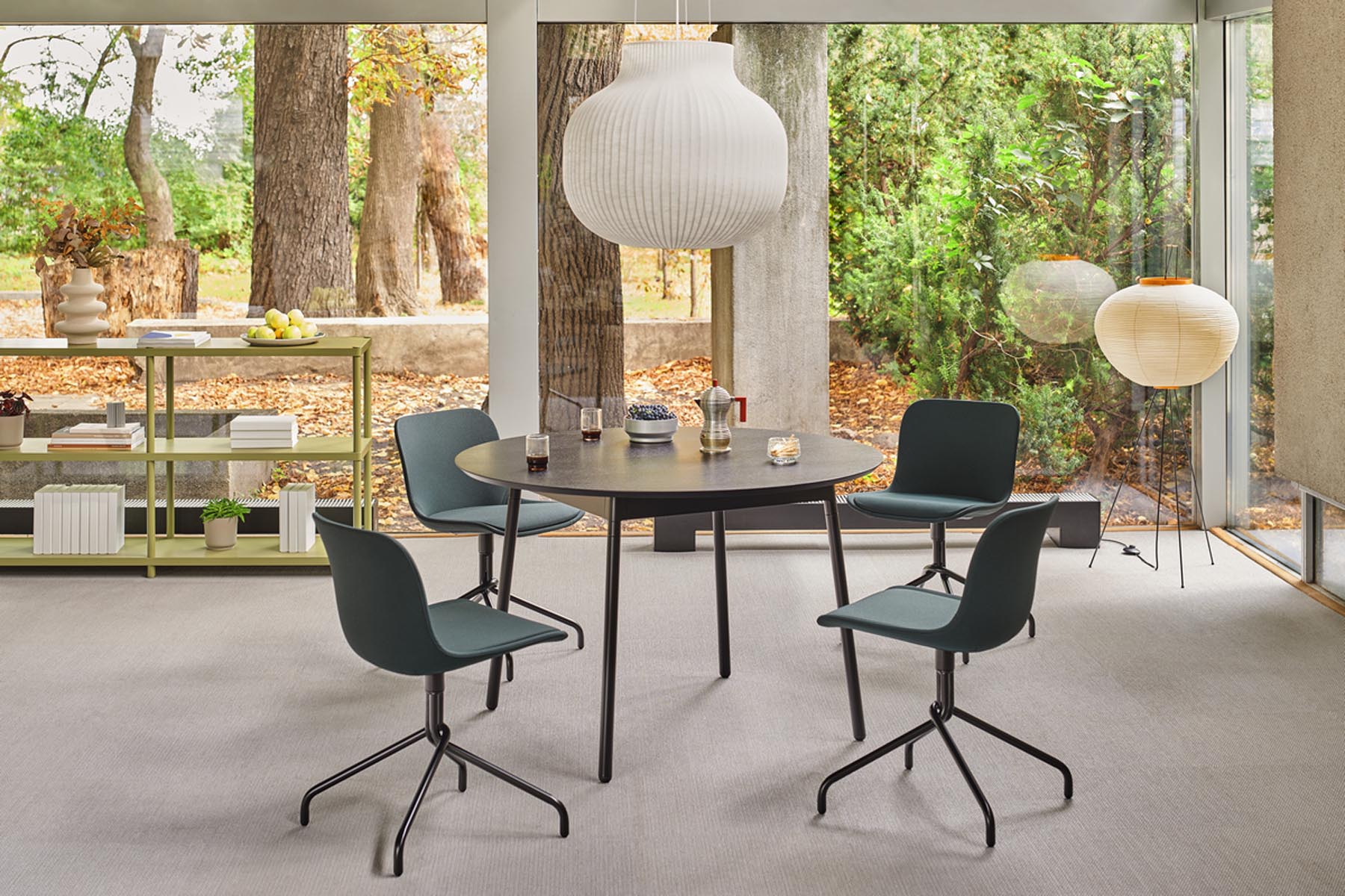Elegantes Standregal Stilt SIRS1 aus Holz und Metall, perfekt für die stilvolle Aufbewahrung und Präsentation von Dekorationselementen.