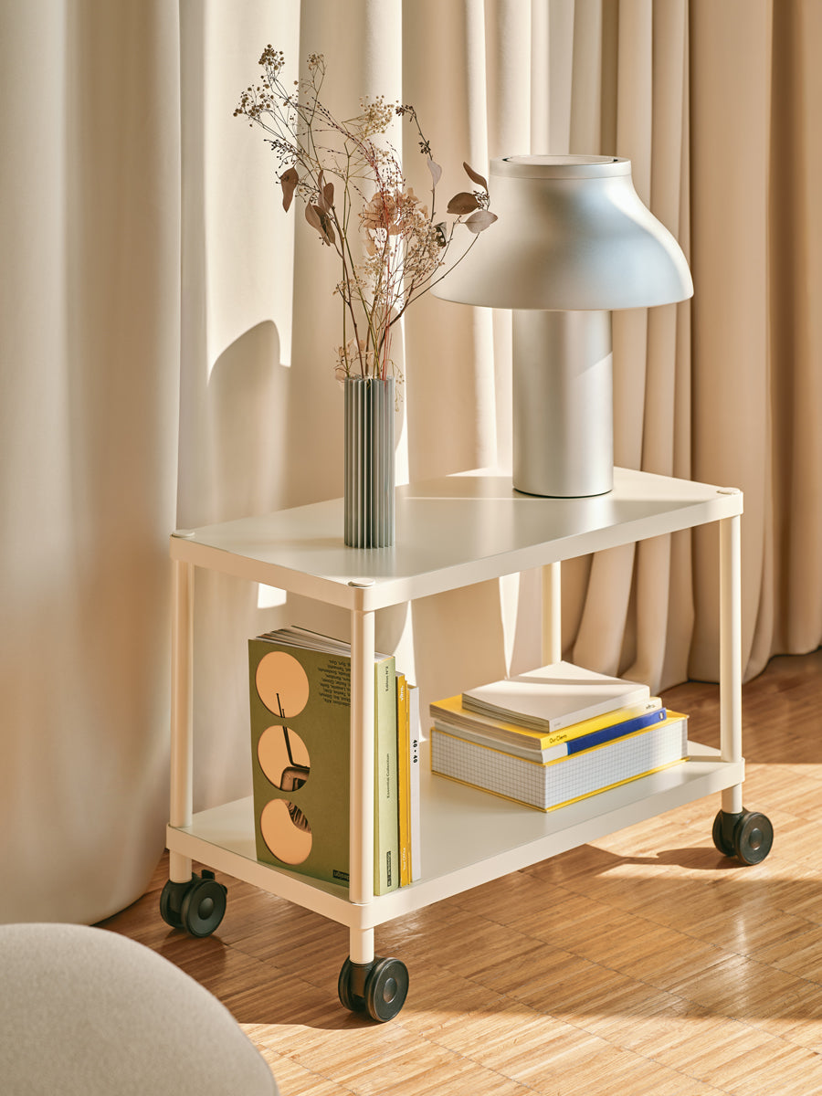 Elegantes Standregal Stilt SIRS1 aus Holz und Metall, perfekt zur stilvollen Aufbewahrung und Präsentation von Dekoration und persönlichen Gegenständen.
