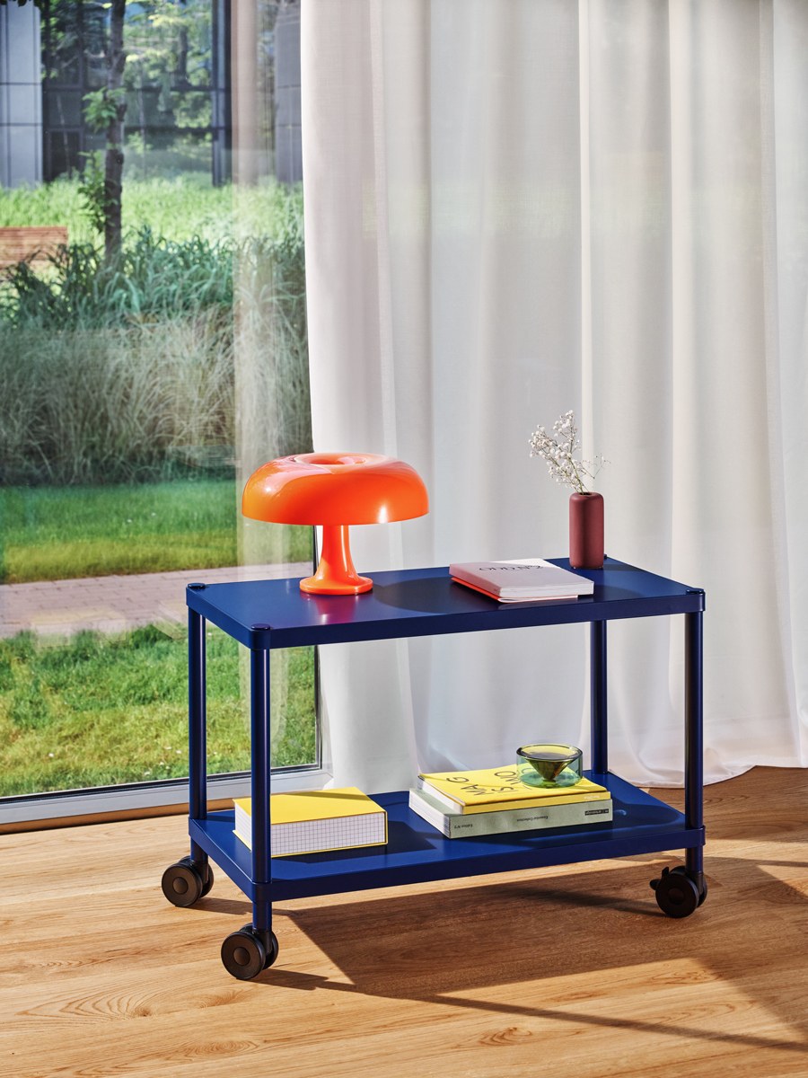 Standregal Stilt von Mdd in Blau Halbmatt, MDF-Platten mit Metallrahmen und Stahlprofilen, modulare Fachböden und Bodenplatte.
