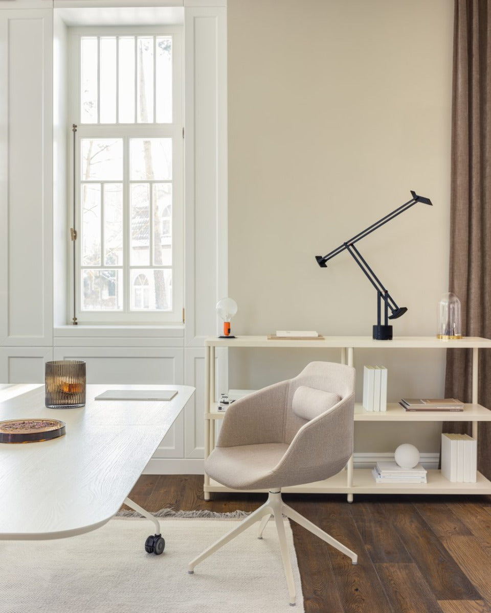 Modernes Standregal Stilt SIR24 von Mdd, mit drei stabilen Holzablagen und einem eleganten Metallgestell, perfekt für jedes Zuhause.