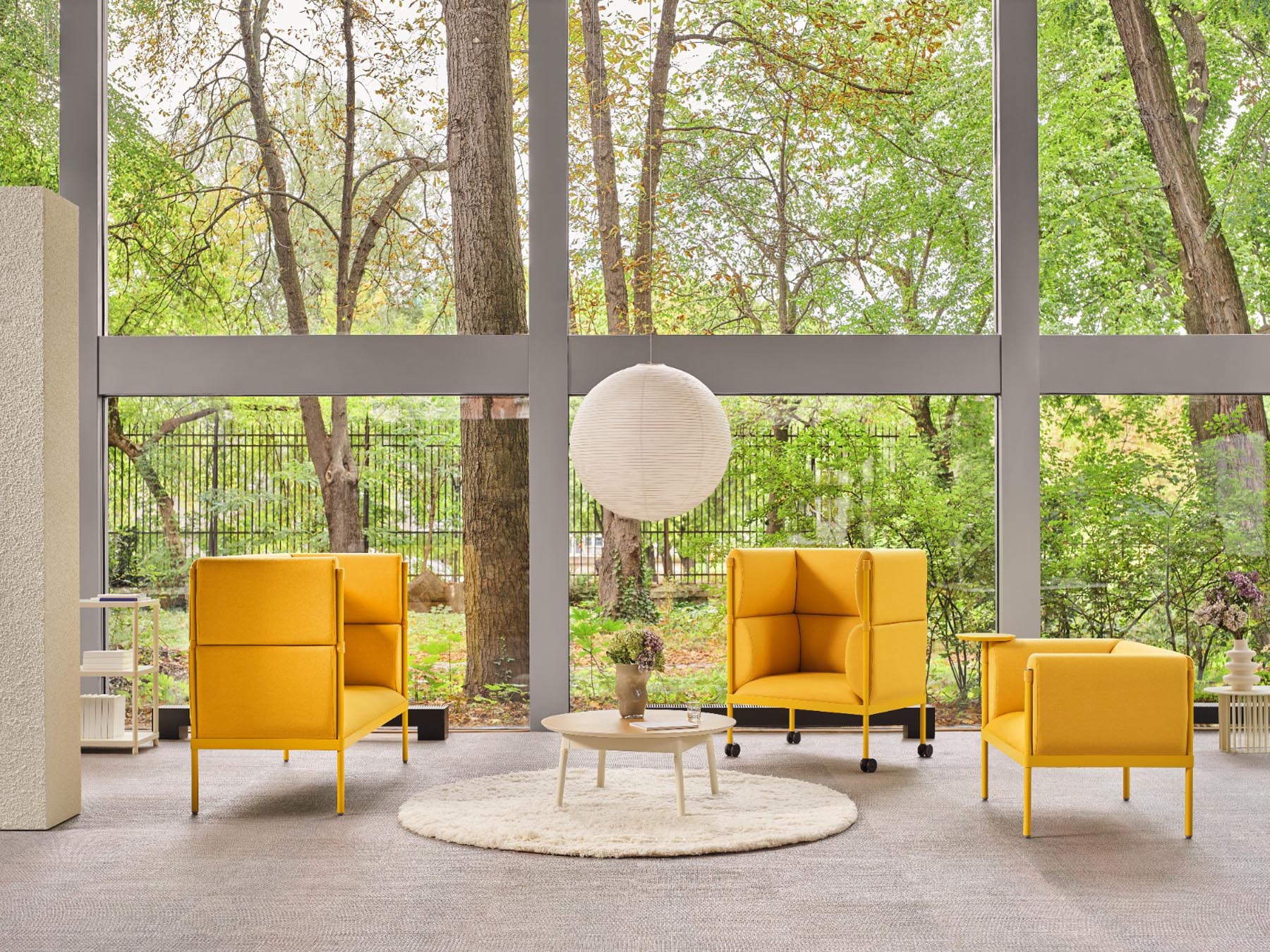 Elegantes Hochlehner-Sofa Stilt SISH3 mit stilvoller, heller Polsterung und komfortablen Armlehnen, perfekt für moderne Wohnräume.