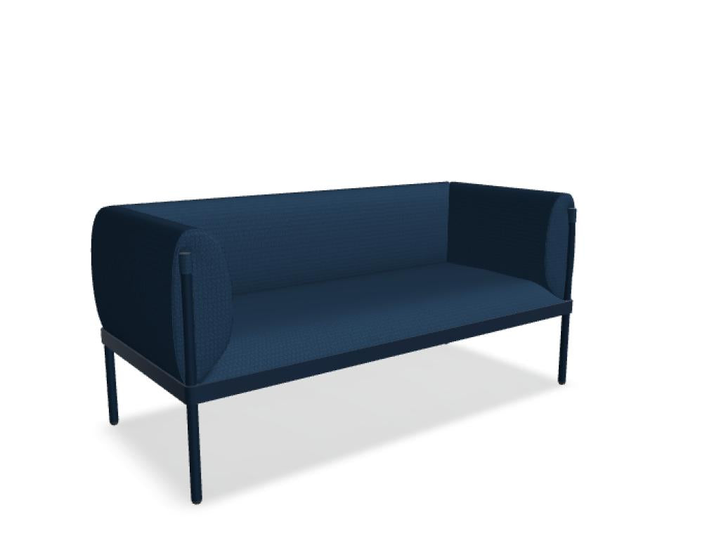 Sofa Stilt SIS2 mit niedriger Rückenlehne, 2er-Sofa aus der MDD-Kollektion, stilvolles, modernes Wohnzimmermöbel in hellem Stoff mit Holzbeinen.
