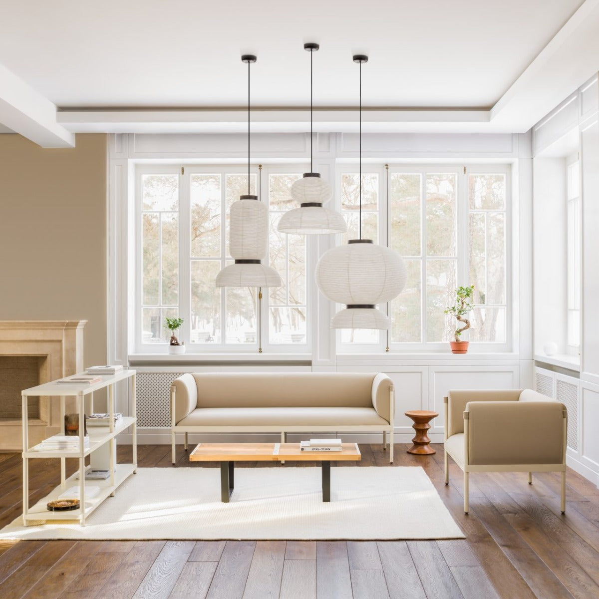Modernes 2er-Sofa Stilt SIS2 mit flacher Rückenlehne, perfekt für zeitgemäße Einrichtungen. Helle Stoffe und elegante Holzfüße sorgen für einladende Atmosphäre.