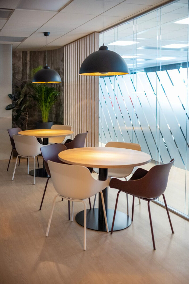 Eleganter Tack ST08 Kaffeetisch von MDD, mit einer geschmackvollen runden Holzoberfläche in warmen Brauntönen, perfekt für gemütliche Esszimmer.