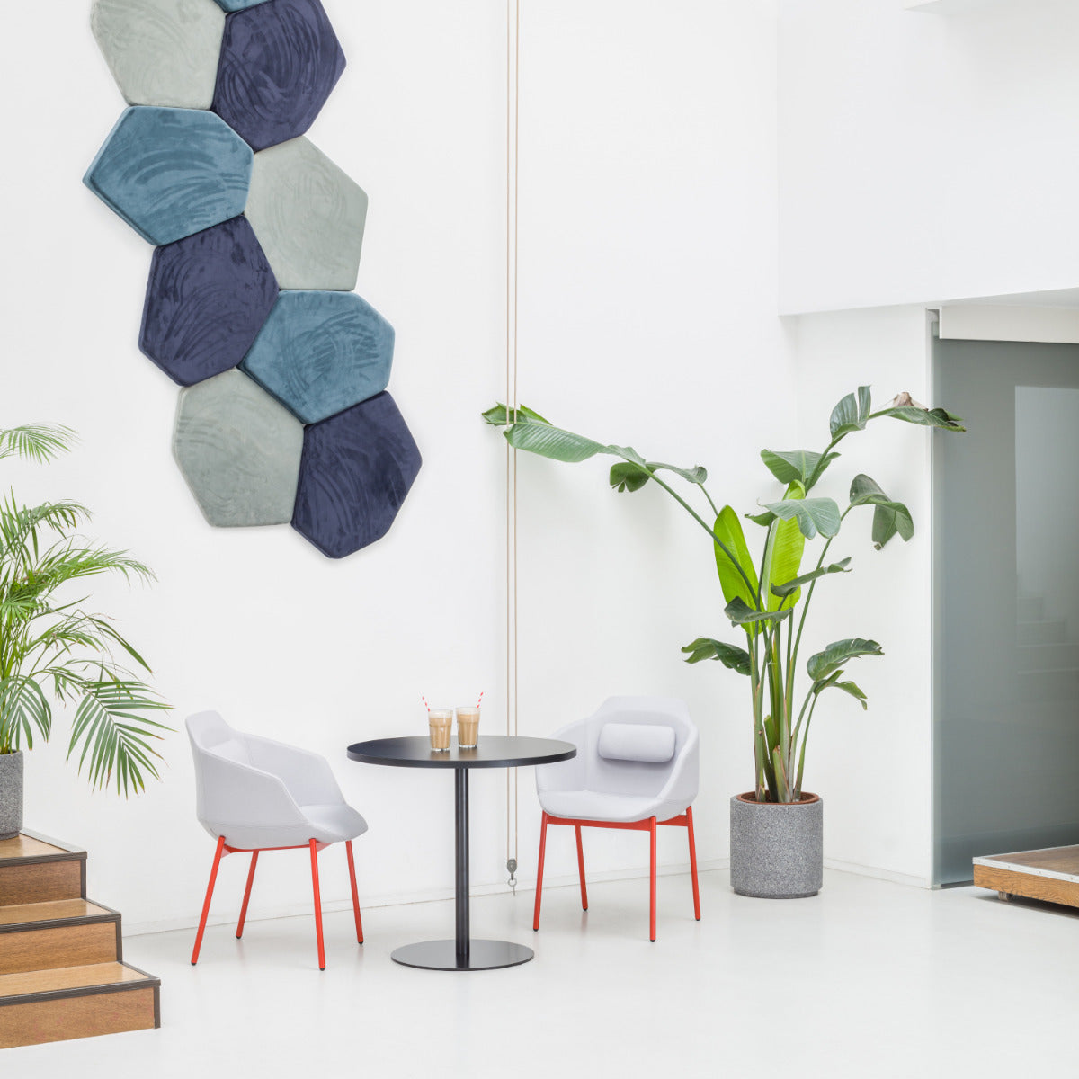 Eleganter Tack ST08 Kaffeetisch von MDD, mit harmonischem runden Profil und warmer Holzoberfläche, perfekt für gemütliche Esszimmer.