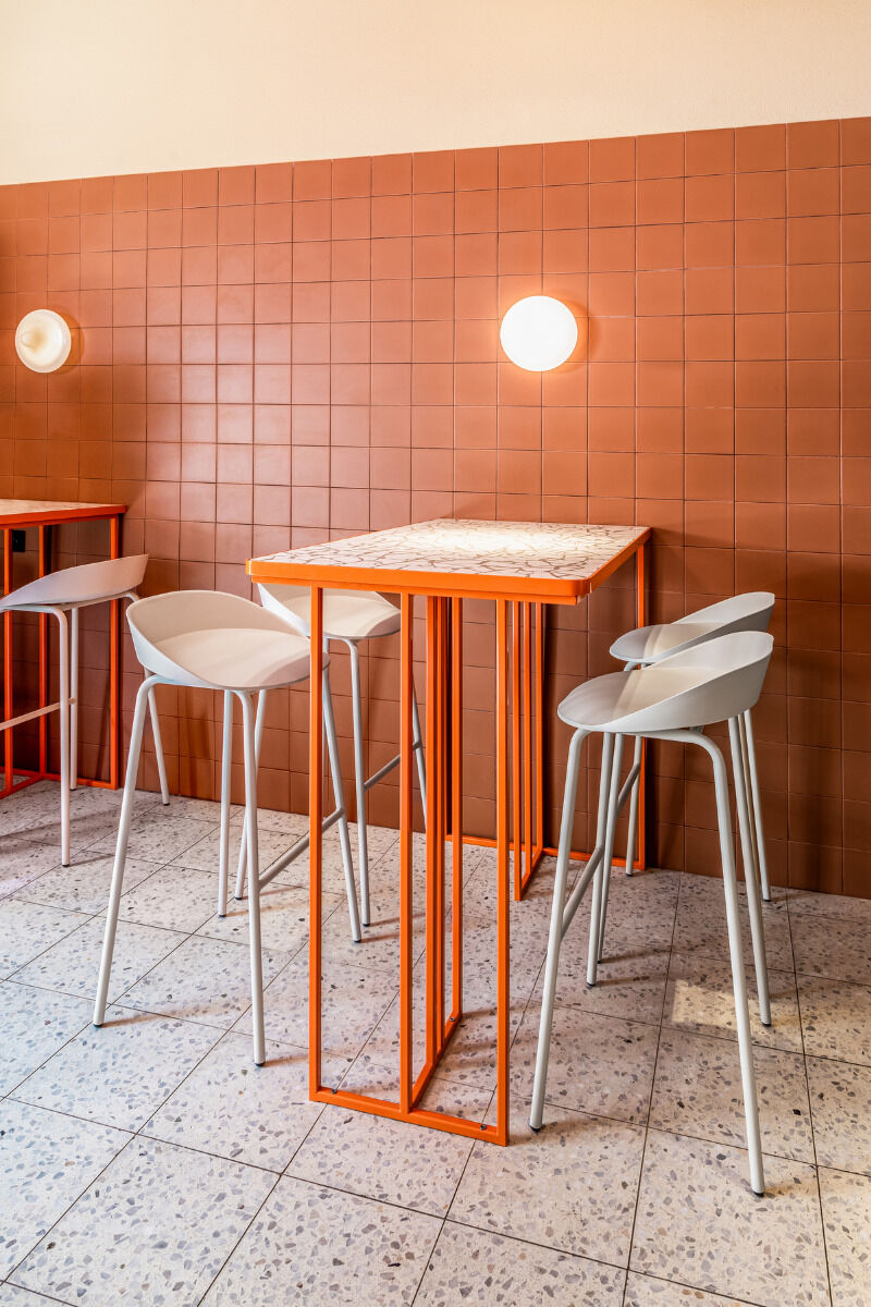 Moderner Outdoor-Barstuhl TE11H aus robustem Kunststoff, ideal für Terrassen und Balkone, vereint Komfort und zeitgemäßes Design.