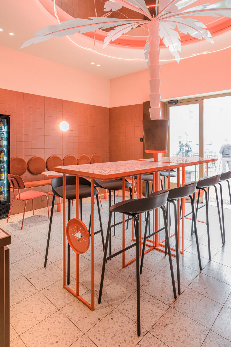 Stylischer Barhocker TE11H aus langlebigem Kunststoff, perfekt für den Außenbereich, bietet eine elegante Ergänzung für jede Terrasse oder Balkon.