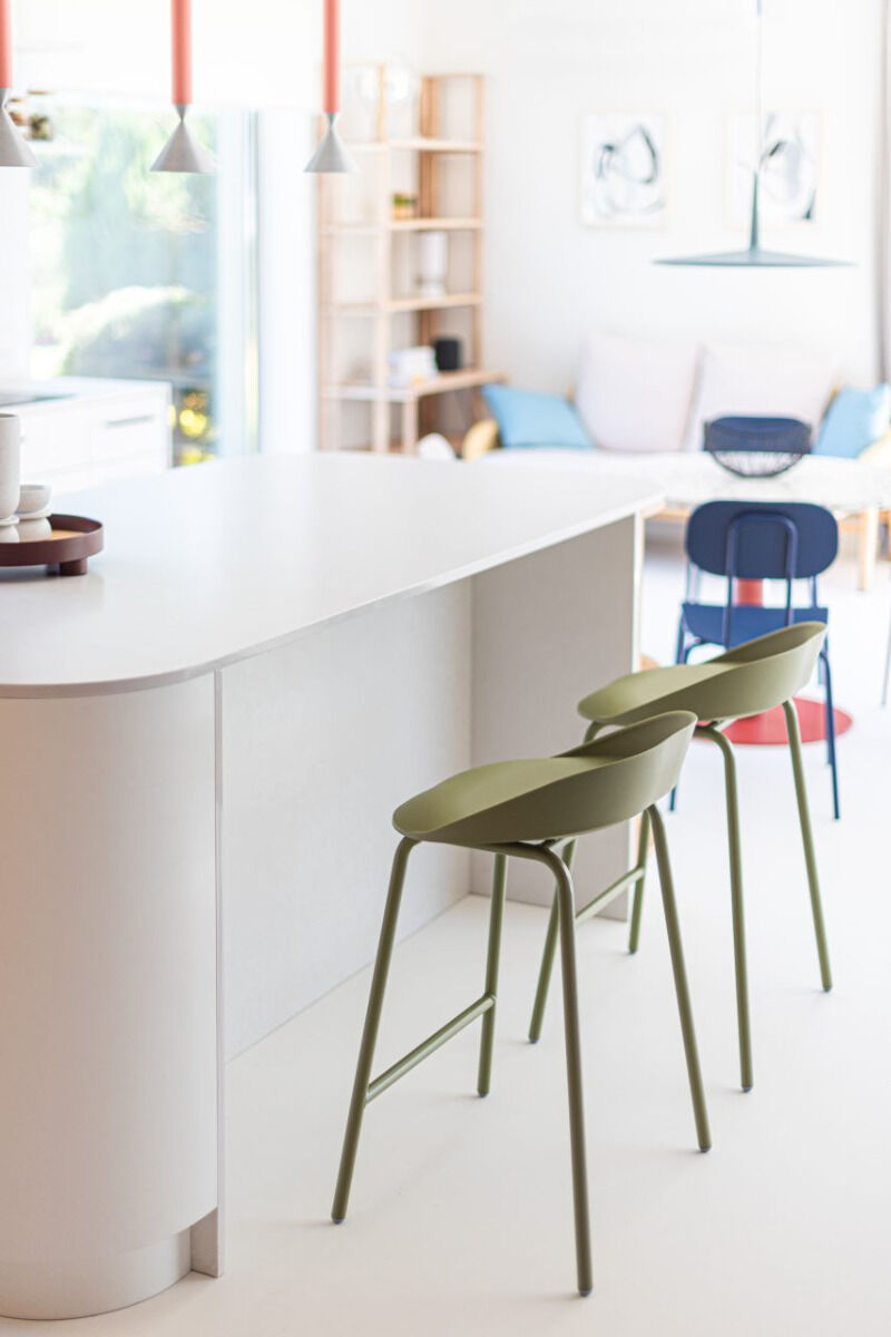 Moderner Outdoor-Barhocker TE11H aus robustem Kunststoff, ideal für Gartenpartys und Terrassen, vereint Funktionalität und Stil.