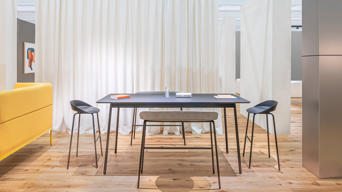 Stylischer Barhocker TE11H aus langlebigem Kunststoff, perfekt für den Außenbereich, bietet Komfort und elegantes Design für Gartenpartys.