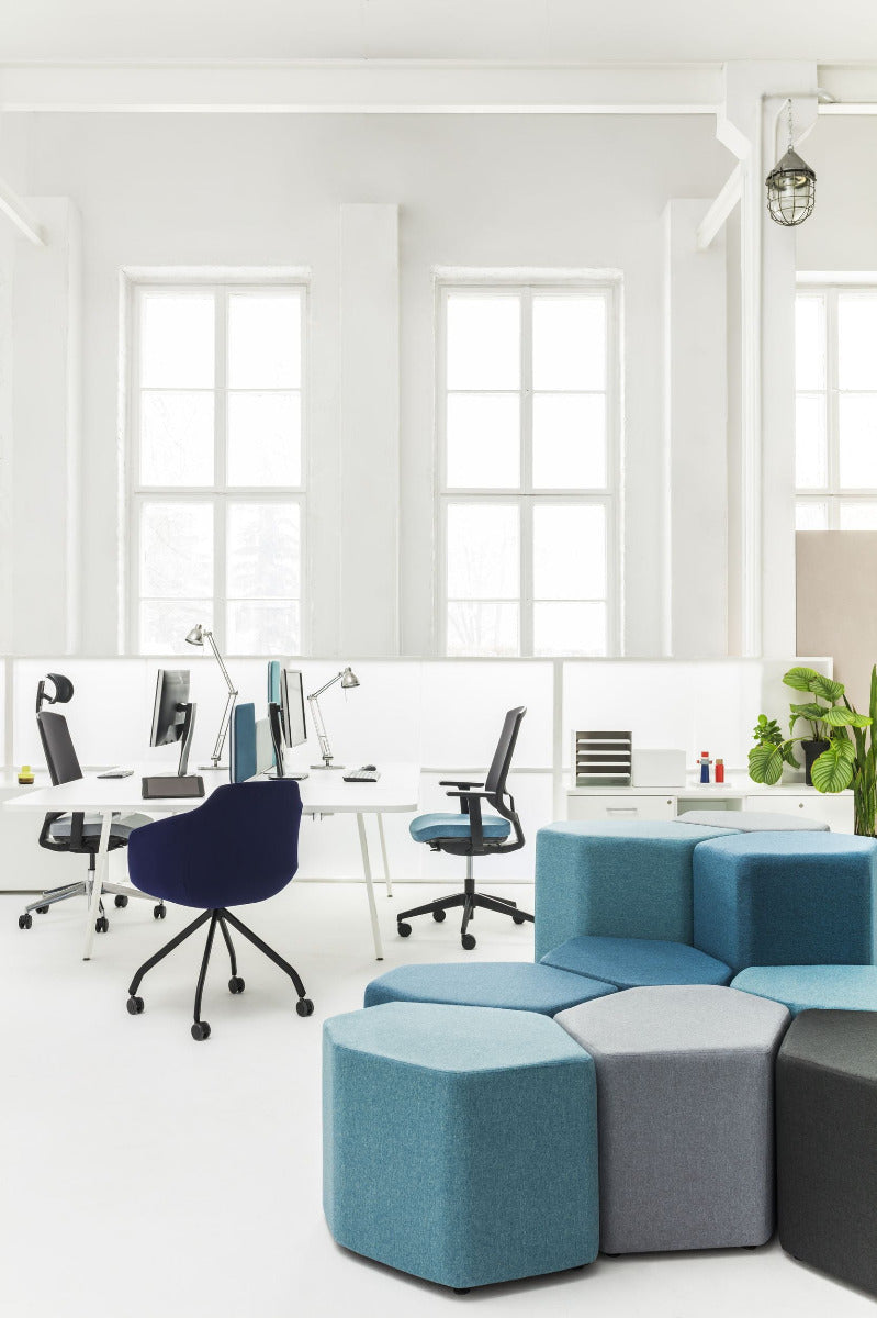 Der Bazalto BPN1 Hocker vereint stilvolle Ästhetik und Funktionalität, ideal für zeitgemäße Wohnräume und vielseitige Nutzung.