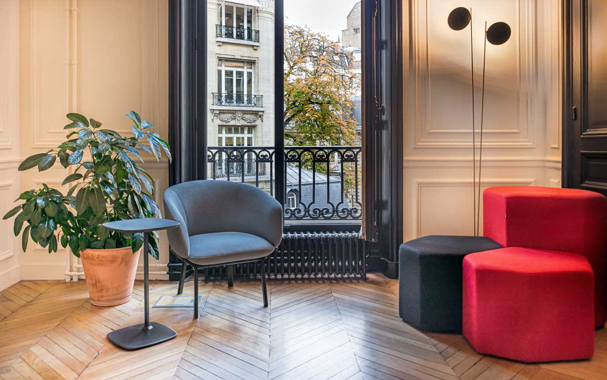 Stylischer Bazalto BPN1 Hocker von Mdd, ideal für zeitgemäße Wohnkonzepte, vereint Funktionalität mit ansprechendem Design.