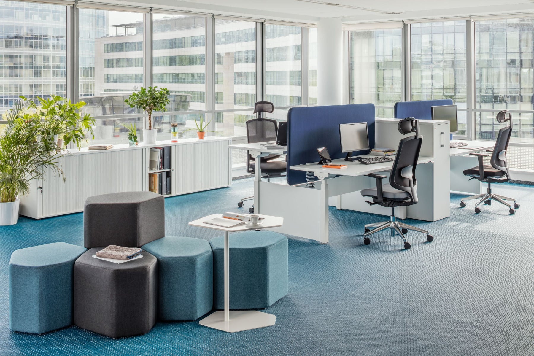 Eleganter Hocker Bazalto BPW1 von Mdd in stilvollem Grau, ideal für moderne Wohnräume, stapelbar und mit geschwungenem Design.