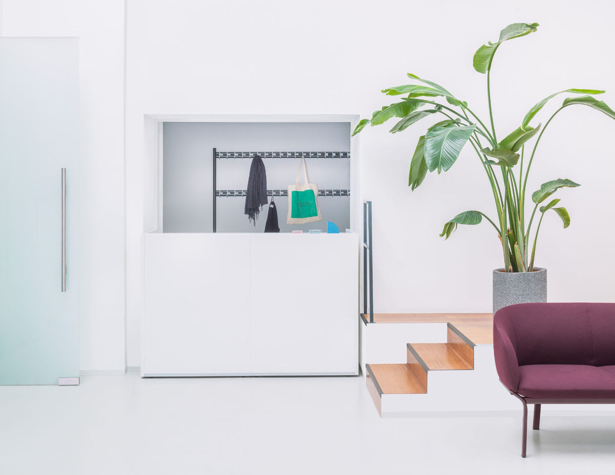 Modulare Empfangstheke Tera TRA44L von Mdd, ideal für moderne Büros, bietet eine harmonische Kombination aus Ästhetik und praktischer Nutzung.
