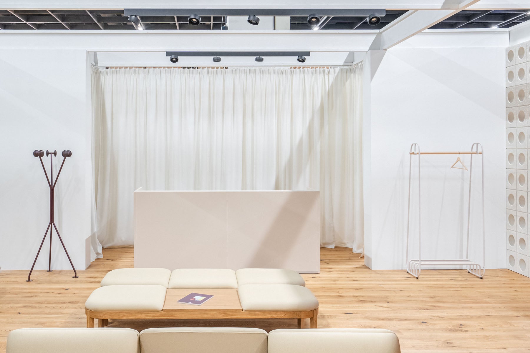 Moderne Empfangstheke Tera TRA19 von Mdd, ideal für Büros, mit modularer Bauweise und elegantem, geradlinigem Design.