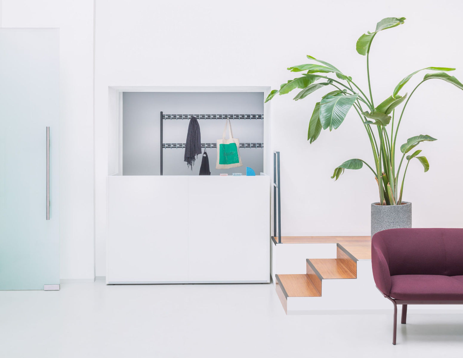 Elegante Empfangstheke TRA137L von MDD, kombiniert Holz und Grau für ein modernes Ambiente, ideal für professionelle Empfangsbereiche.