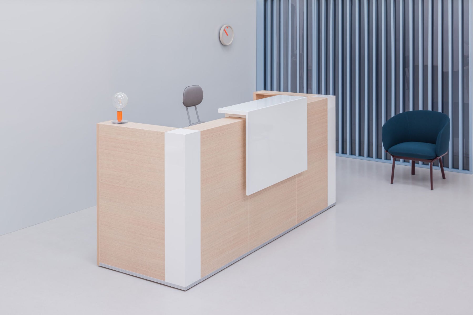Modulare Empfangstheke TRA137L von MDD, stilvolles Design in Holz und Grau, perfekt für zeitgemäße Empfangsbereiche und Büros.