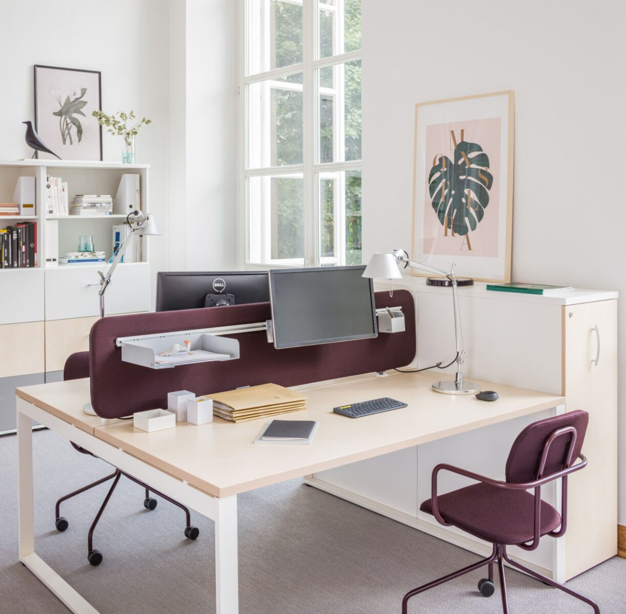 Stylisches Twin ZUT14 Schreibtischpaneel von Mdd, perfekt für zeitgemäße Büros, mit hochwertiger Holzoptik für inspirierende Arbeitsplätze.