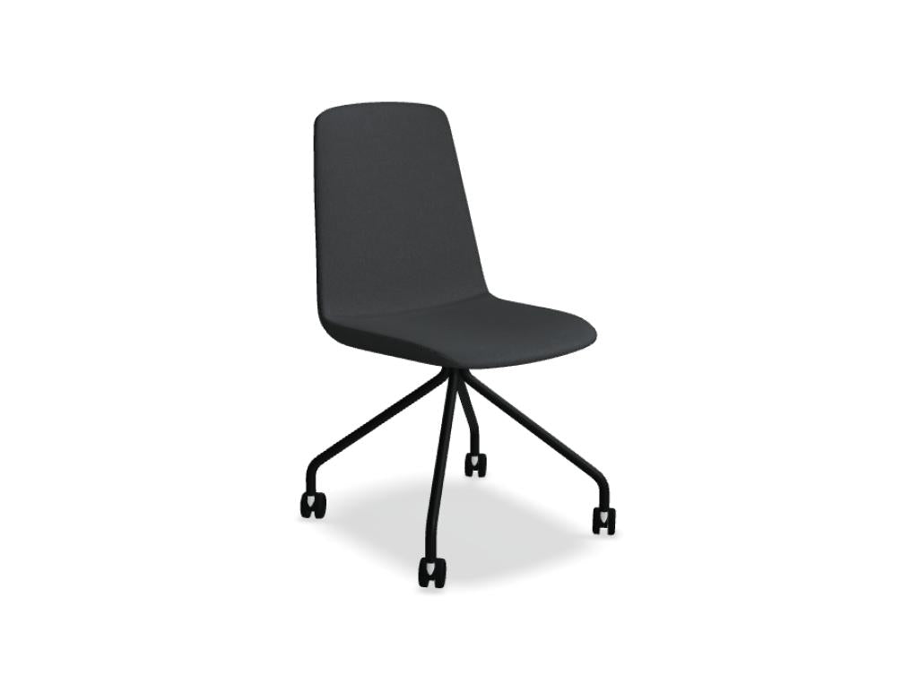 Bild zeigt den Ulti UKP18K Stuhl mit schwarzem Lederbezug, umlaufendem Fußkreuz, silbernen Rollen und verstellbarer Rückenlehne – ergonomisches Sitzmöbel für Büro- oder Konferenzräume.